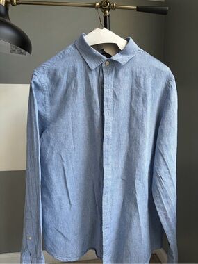 Banana Republic Light Blue Casual Button-Down Shirt